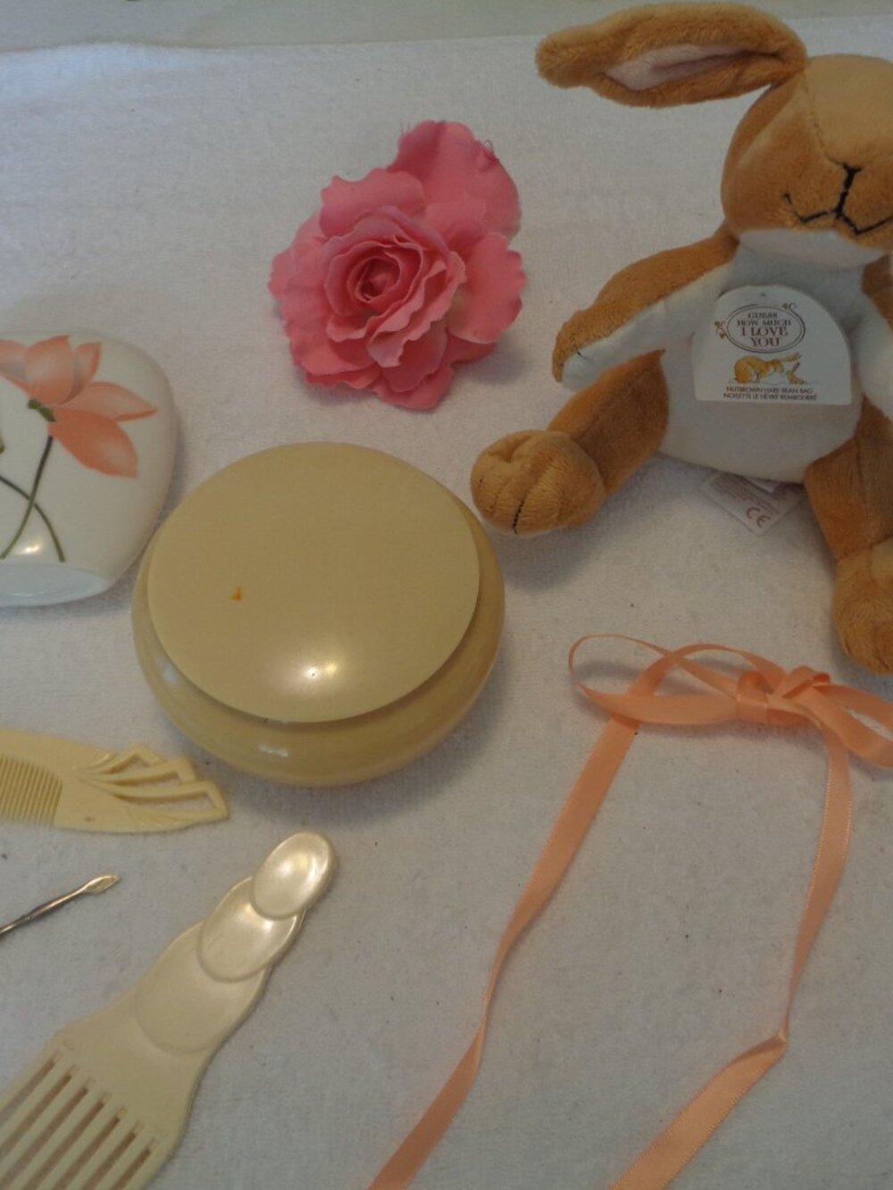 EARLY VANITY HOLDER SEAM RIPPER REPRODUCTION COMBS RETRO RIBBON VASE & BUNNY LOT